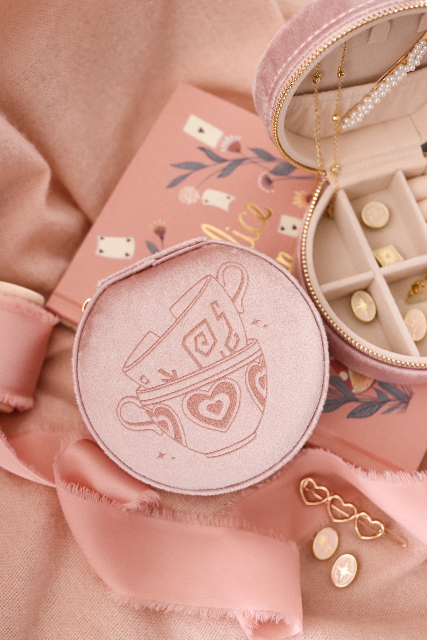 B-GRADE ROUND JEWELRY CASE
