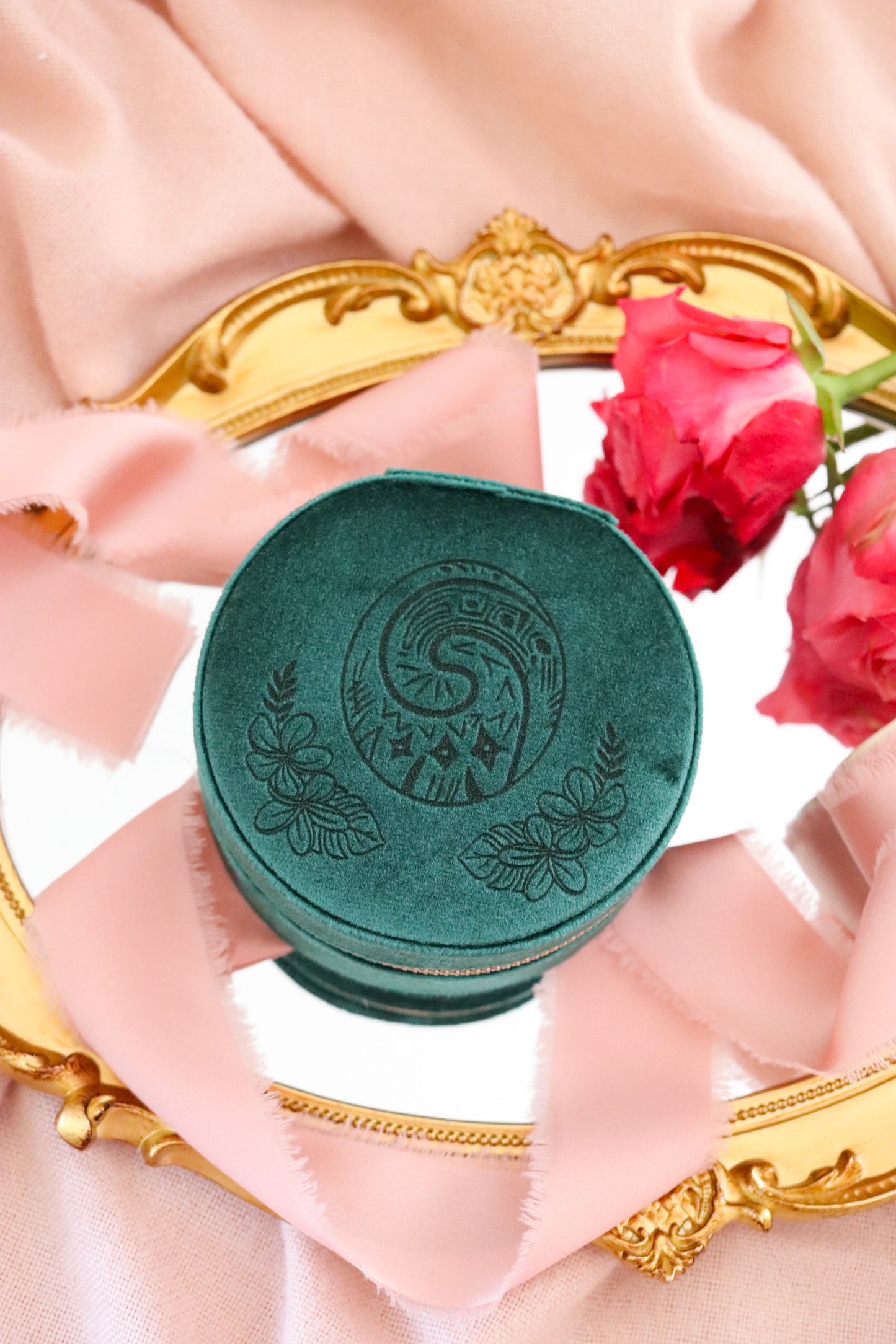 B-GRADE ROUND JEWELRY CASE