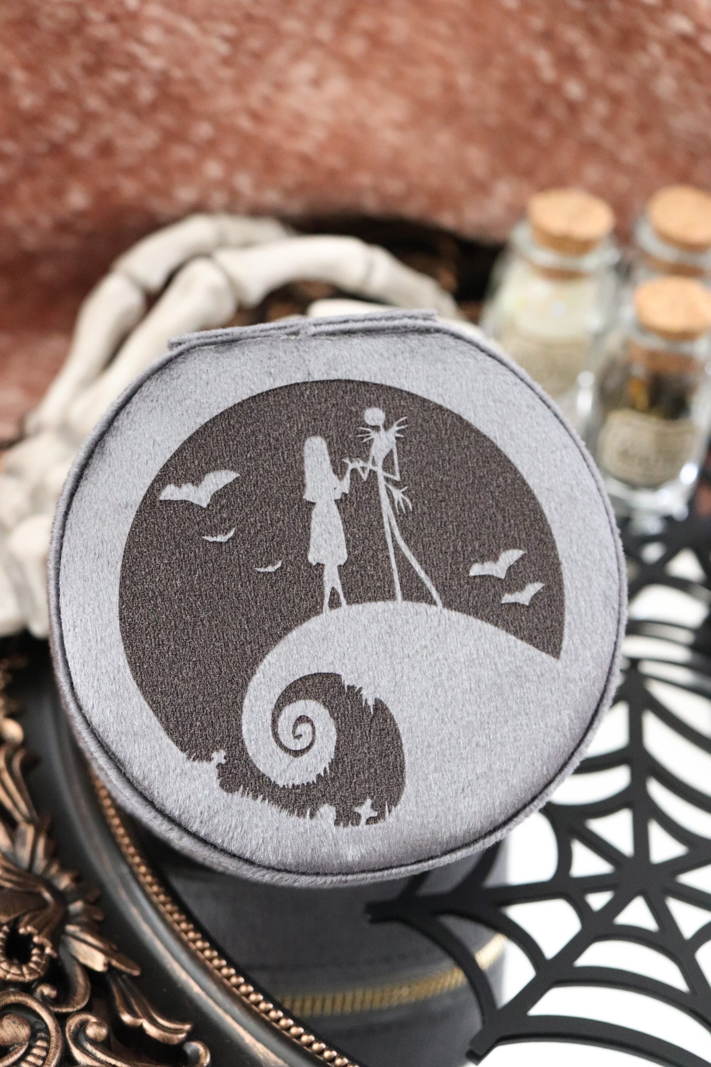 B-GRADE ROUND JEWELRY CASE