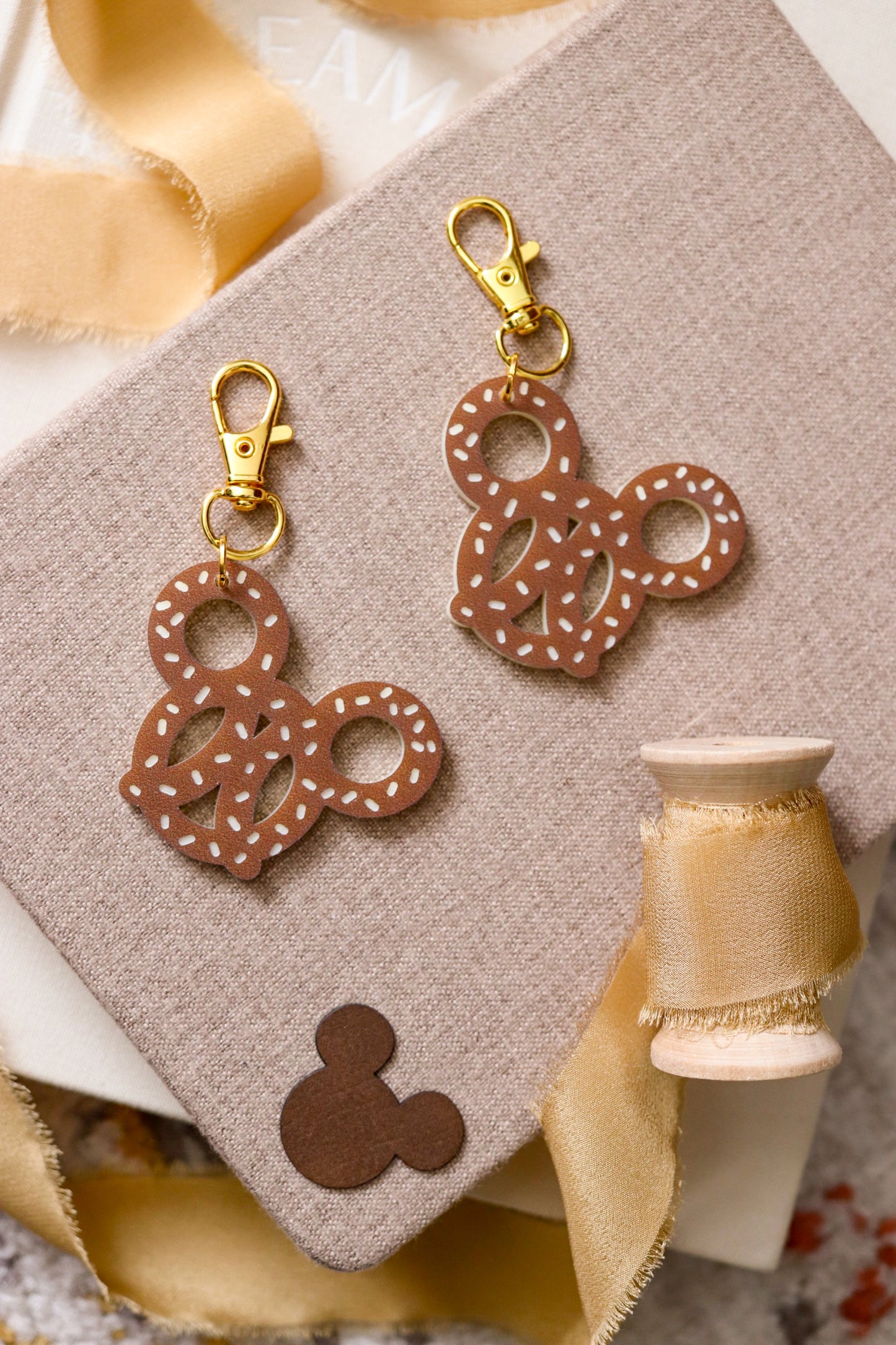 PRETZEL MOUSE BAG CHARM/ KEYCHAIN
