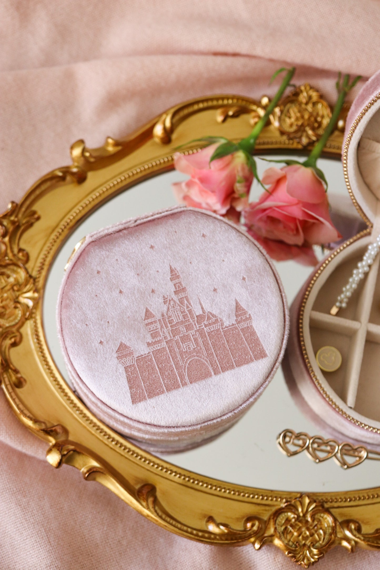 B-GRADE ROUND JEWELRY CASE
