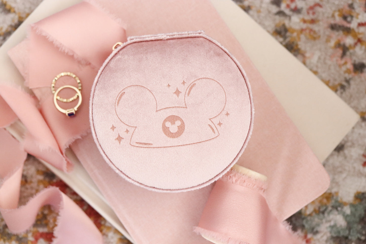 B-GRADE ROUND JEWELRY CASE
