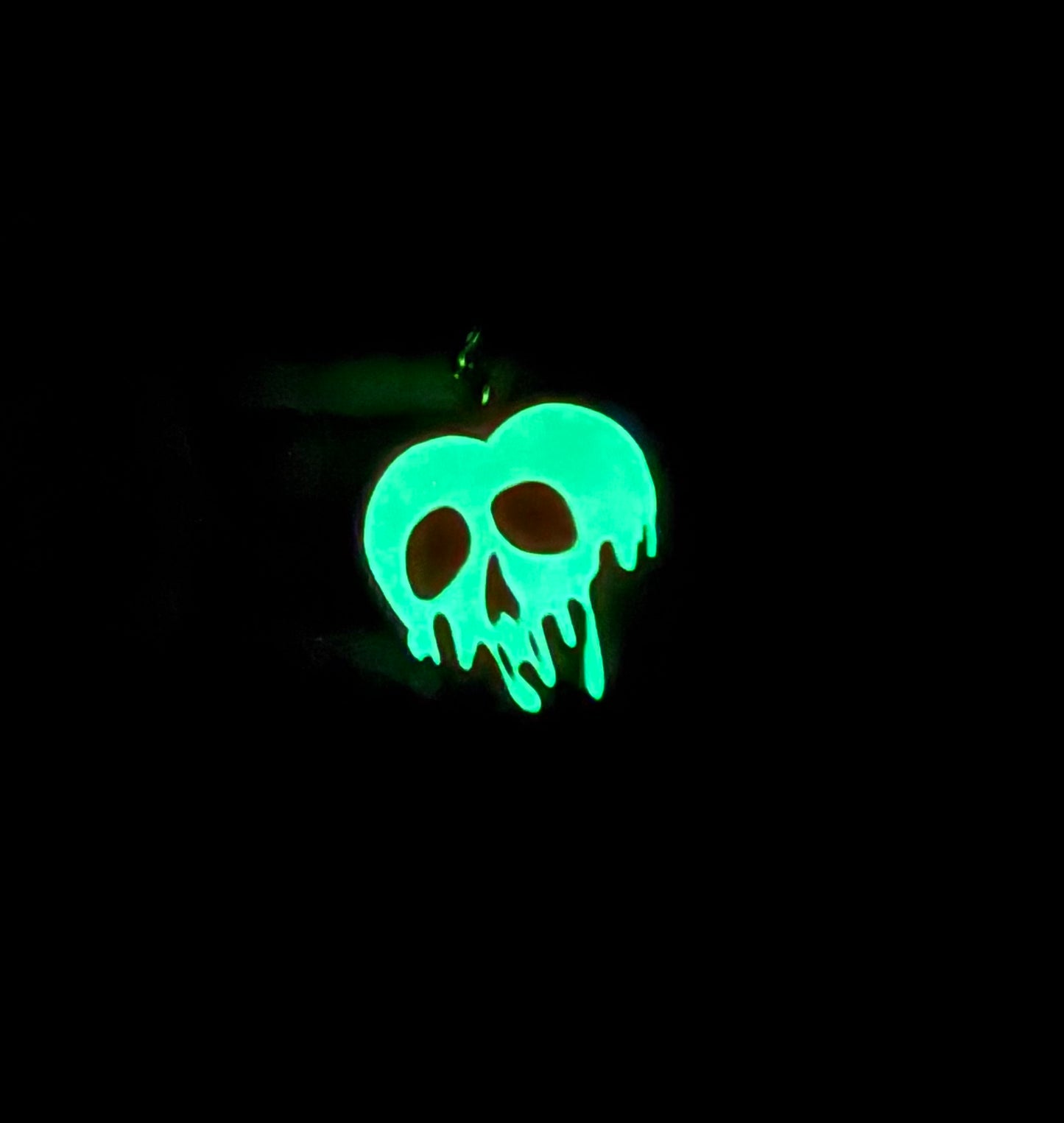 GLOW IN THE DARK POISON APPLE BAG CHARM/ KEYCHAIN