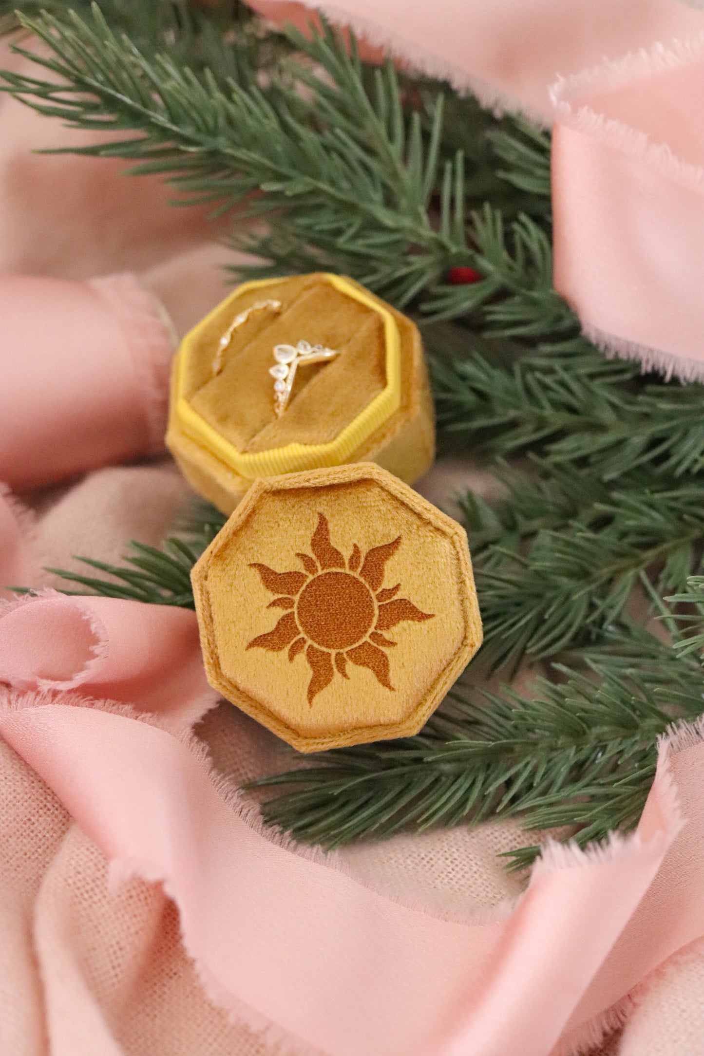 GLEAM & GLOW GOLD RING BOX