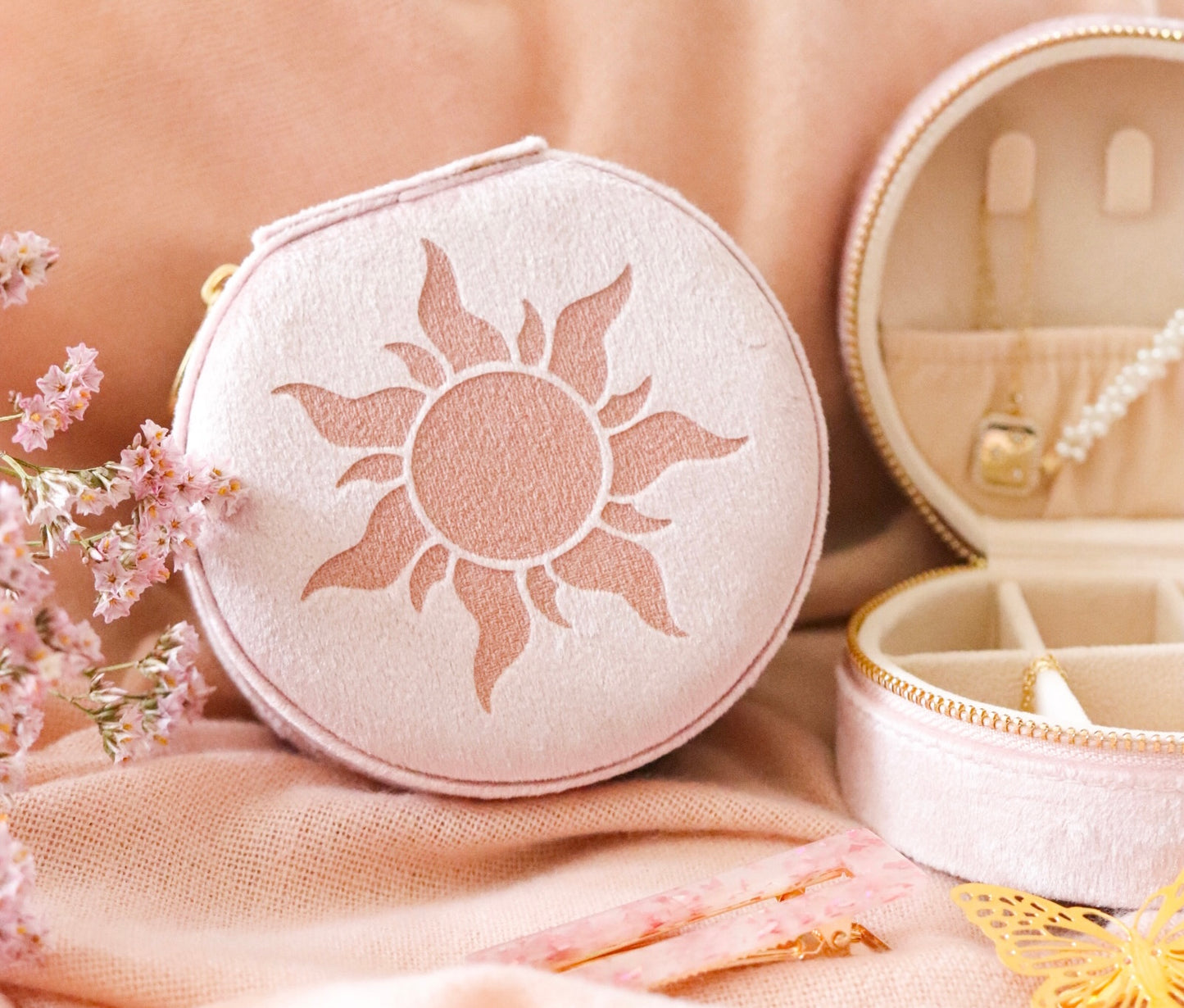 B-GRADE ROUND JEWELRY CASE